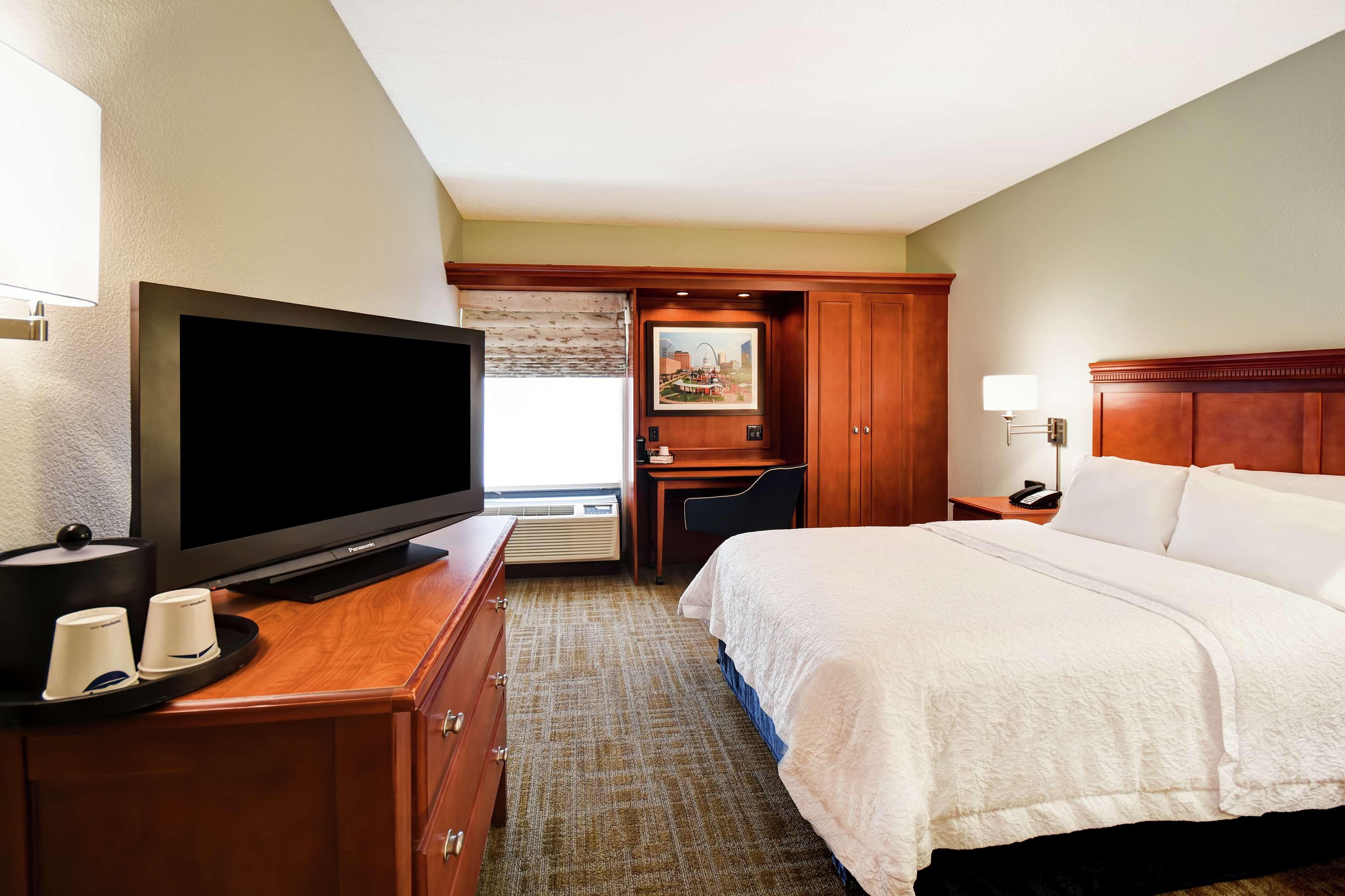 Hampton Inn St. Louis - Westport Мериленд Хайтс Екстериор снимка