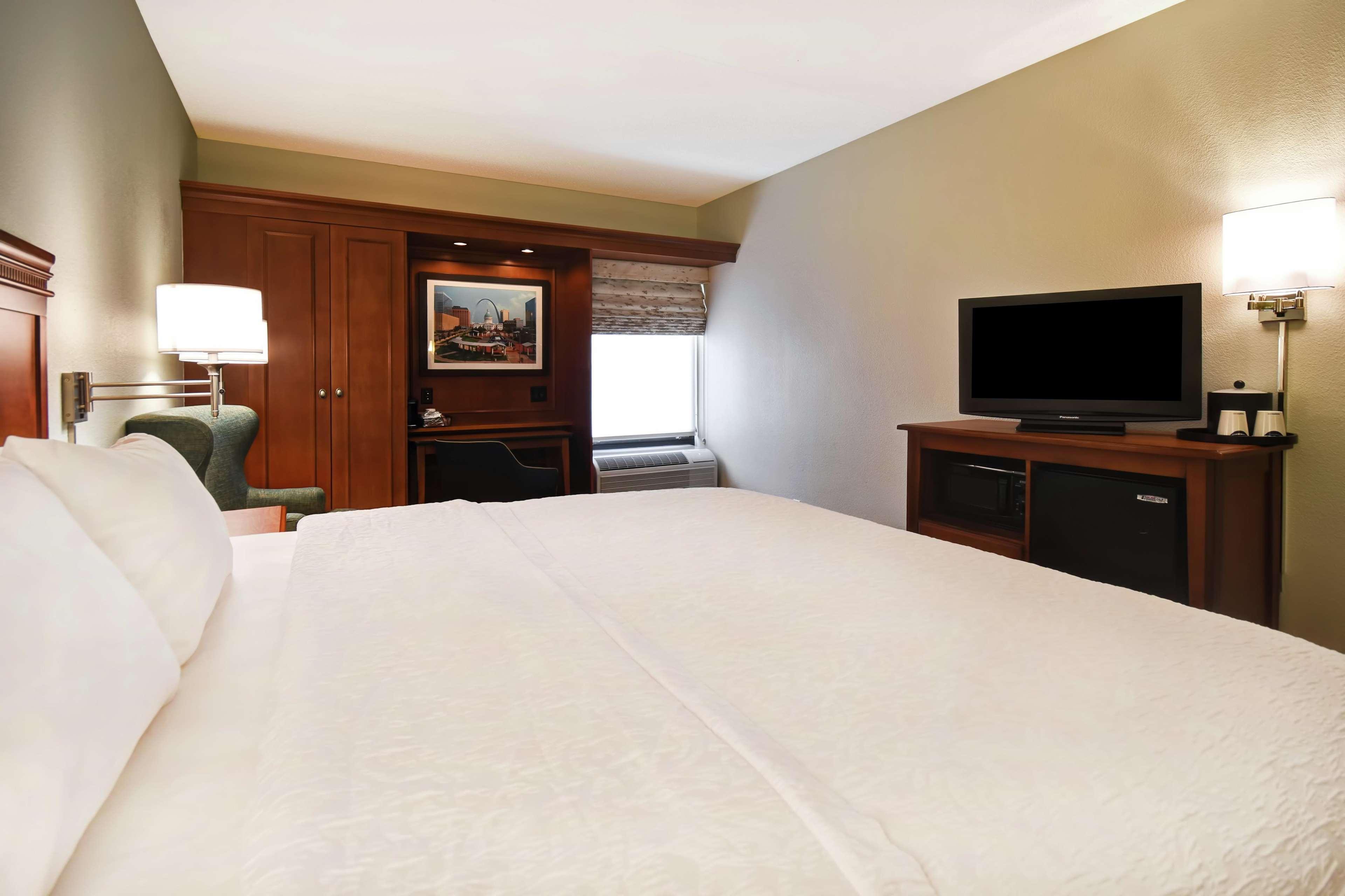 Hampton Inn St. Louis - Westport Мериленд Хайтс Екстериор снимка