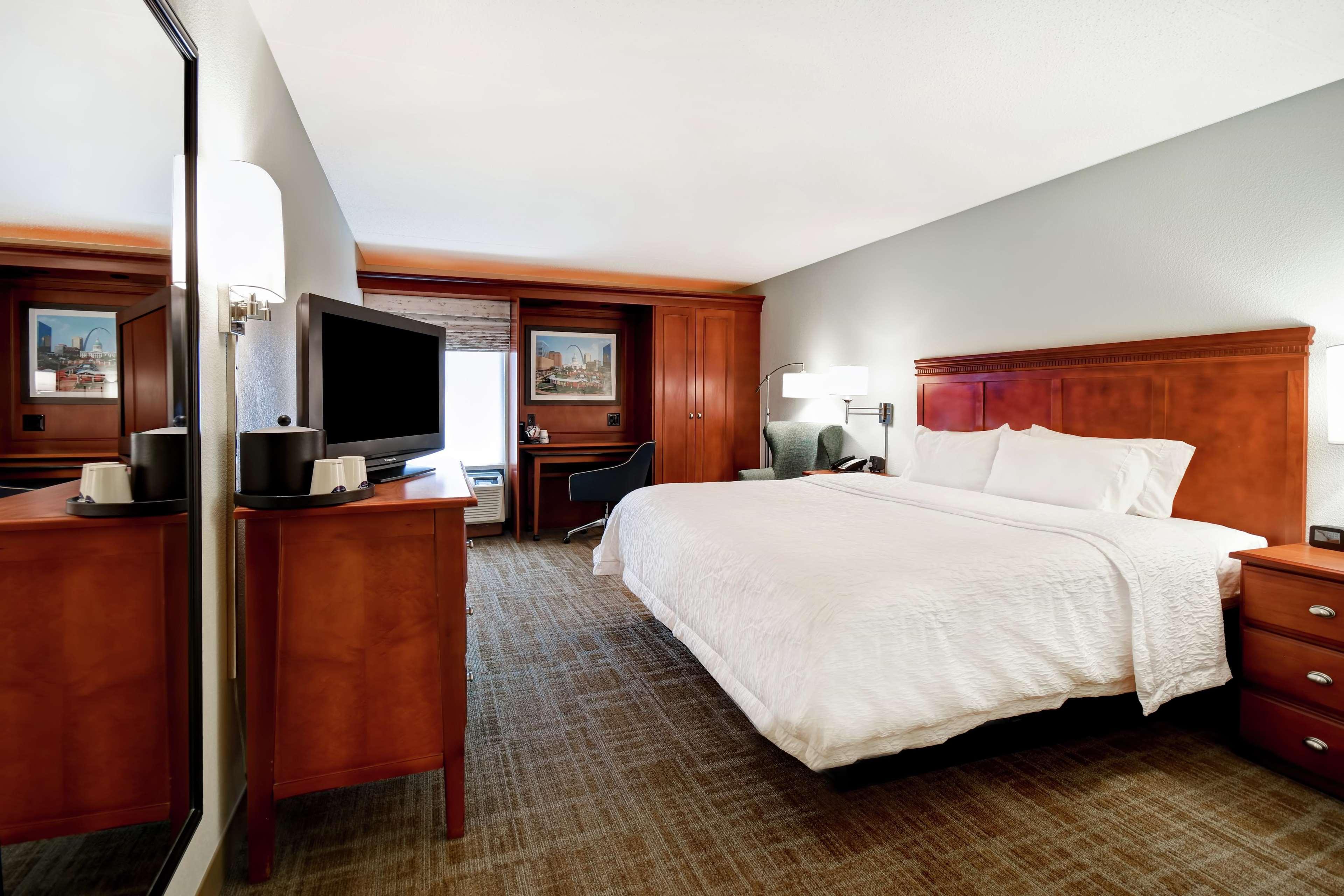 Hampton Inn St. Louis - Westport Мериленд Хайтс Екстериор снимка