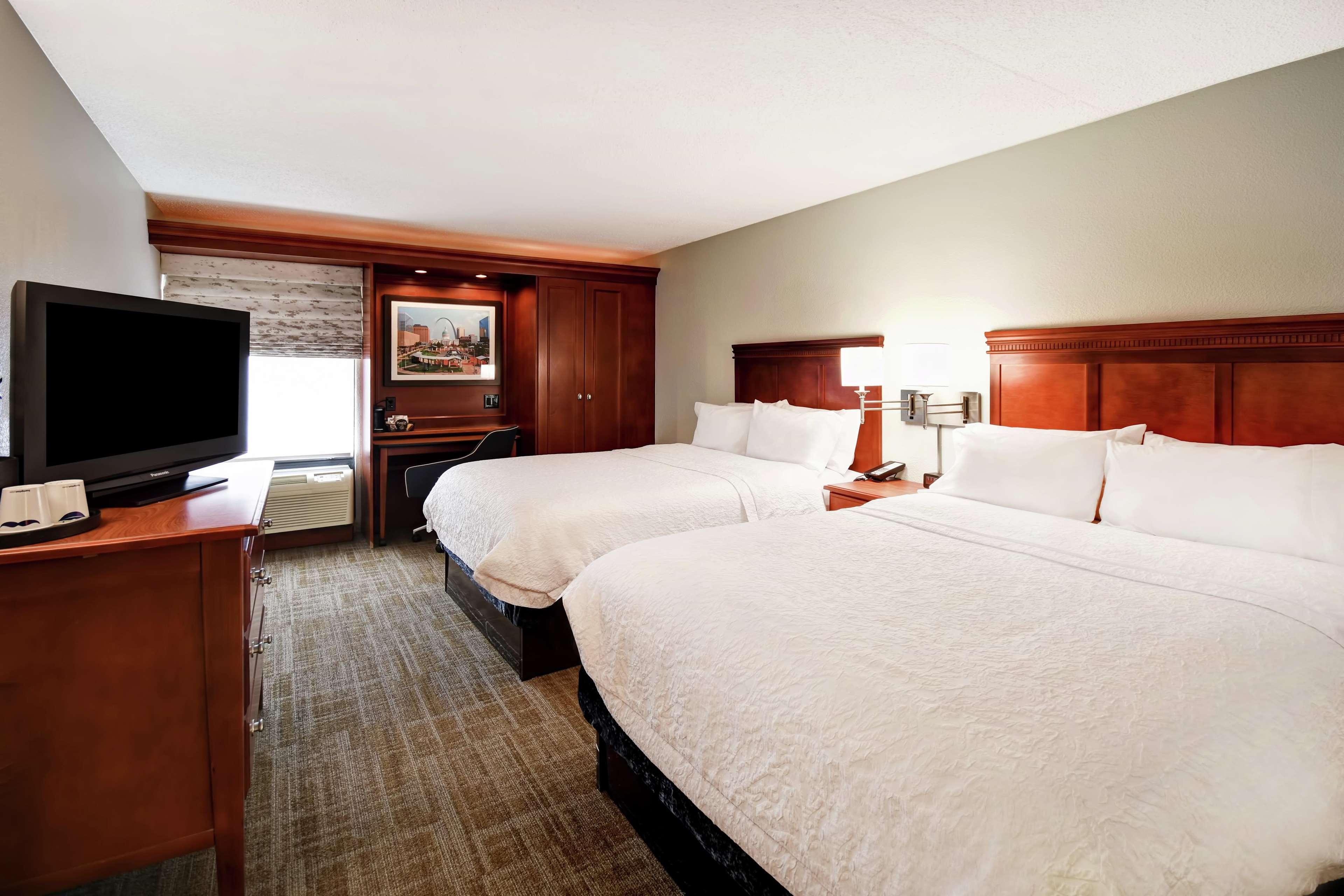 Hampton Inn St. Louis - Westport Мериленд Хайтс Екстериор снимка