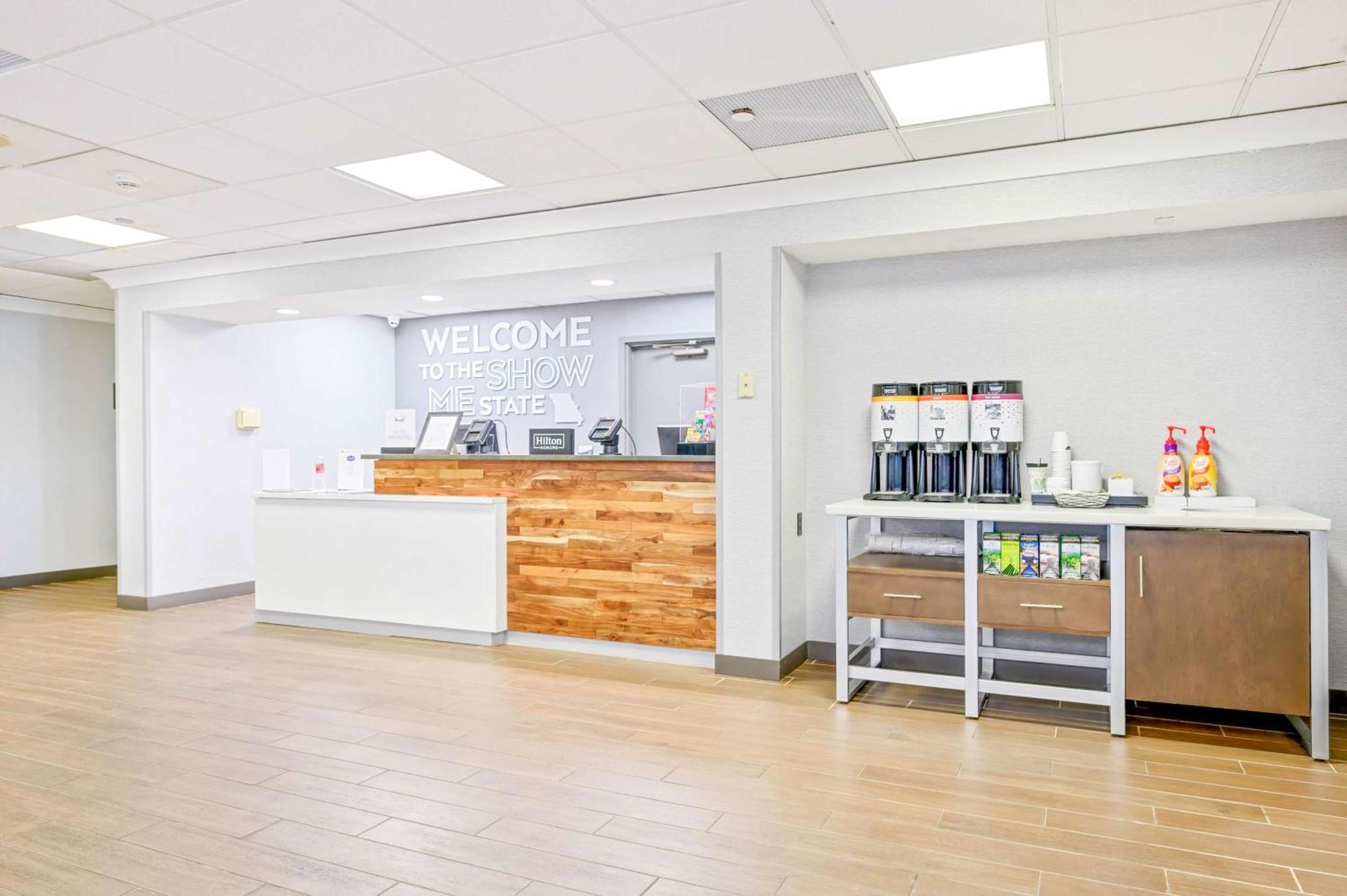 Hampton Inn St. Louis - Westport Мериленд Хайтс Екстериор снимка